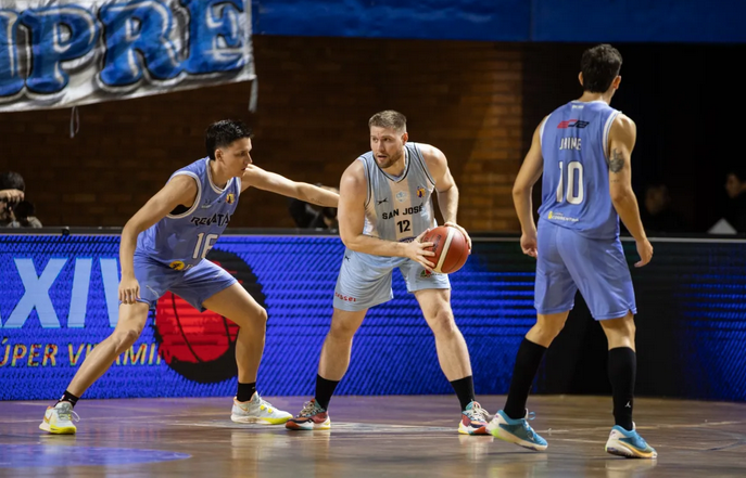 San José, que tratará de aprovechar su ventaja de casa para salir airoso, se reforzó con el pívot Walter Sheppar III y con el veterano alero y ex miembro de la selección nacional de Paraguay, Bruno Zanotti